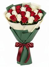 Букет Микс из красных и белых роз в Добровольном
