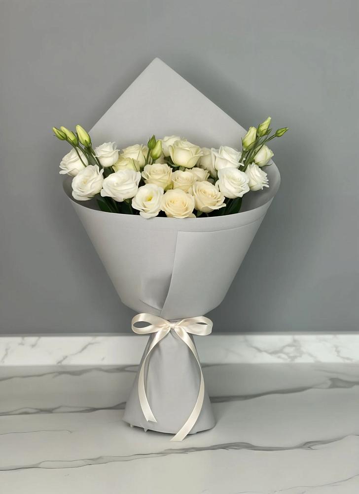 Букет цветов из: Розы и Лизиантусы в Добровольном