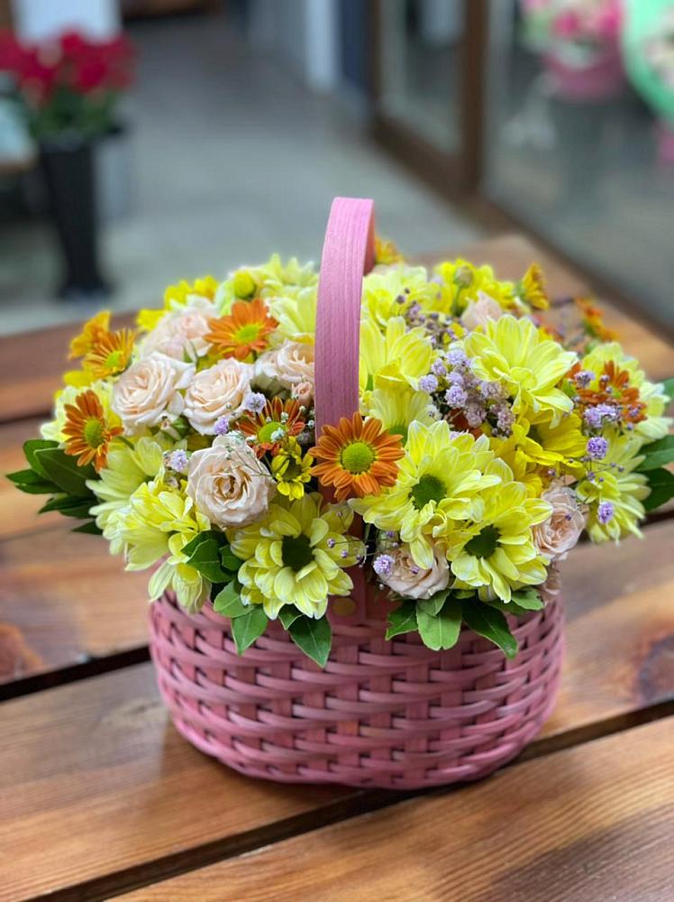 Цветочная композиция из Хризантемы и Розы в корзине в Добровольном