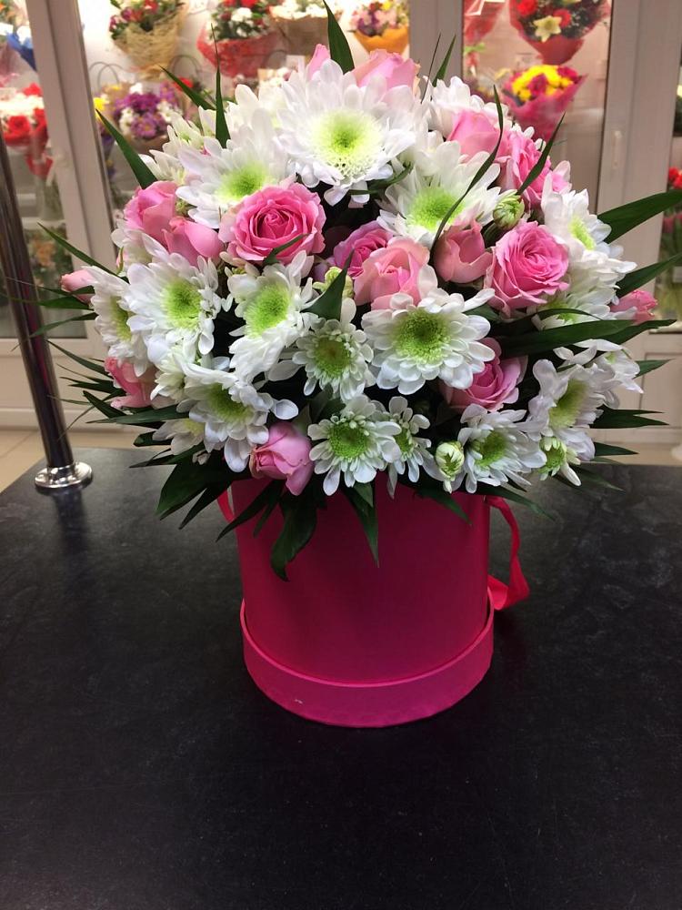 Цветочная композиция из Розы и Хризантемы в шляпной коробке в Добровольном