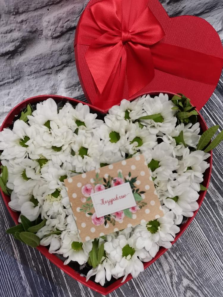 Цветочная композиция из Хризантемы в виде сердца в Добровольном