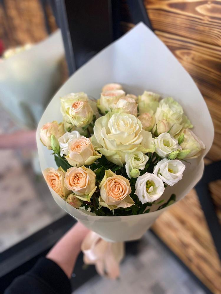 Букет цветов из: Розы и Лизиантусы в Добровольном